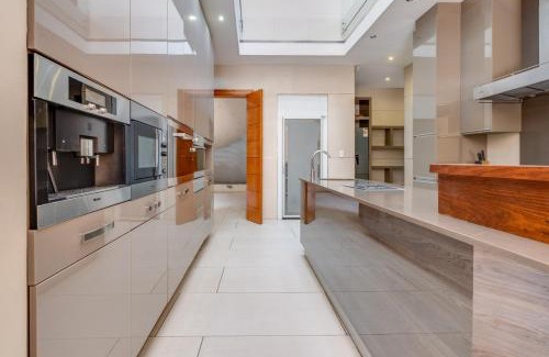 Greater Johannesburg Metropolitan Area House | Guest House by Atholl
