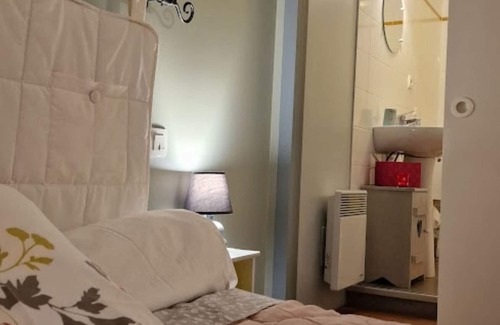 Angoume House | Guest House 'Chambre D'hôtes Drosera' with Mountain View, Wi-Fi and Air Conditioning