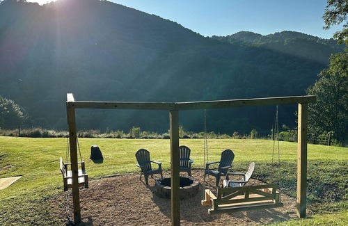 Mars Hill Apartment | Guest house~ HOT TUB ~Breathtaking mountain views near Hatley Point
