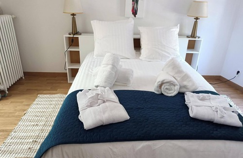 Eymet House | Guest House 'La Chambre Bleue' with Shared Terrace, Shared Garden and Wi-Fi