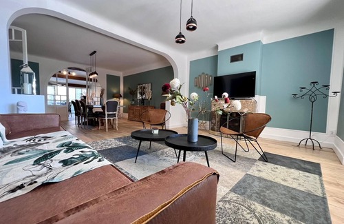 Eymet House | Guest House 'La Chambre Bleue' with Shared Terrace, Shared Garden and Wi-Fi