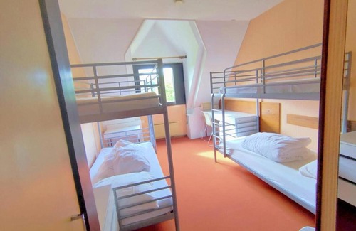 Cathervielle House | Guest House 'La Vingt-Sept - Chambre 4 Pers' with Mountain View, Shared Terrace and Private Garden