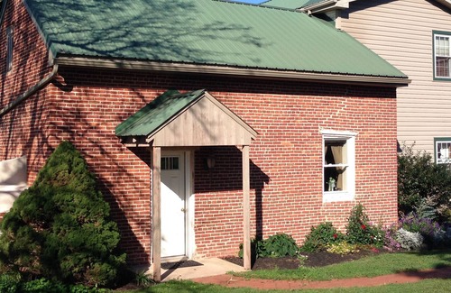 East Earl House | Guest House on Picturesque Farm Near Shady Maple Smorgasbord