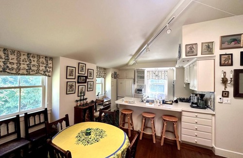 Gloucester Apartment | Guest House on Private Estate with Beach