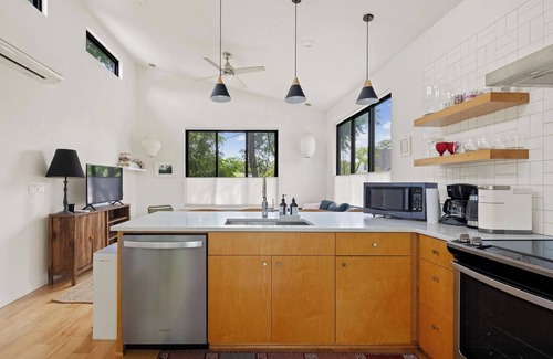 Blackshear-Prospect Hill House | Guest House + Shared Pool - Eastside Palm Flat!