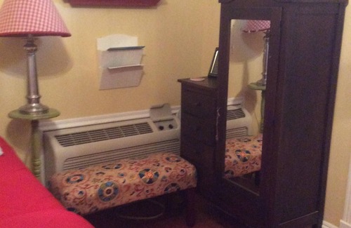 Oxford House | Guest House steps away from the hisoric Oxford Square and Ole Miss!