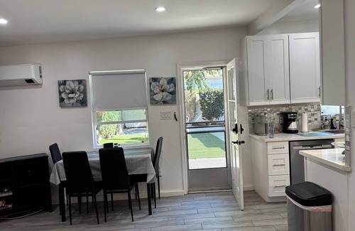West Los Angeles House | Guest House-Studio- RemodelWestside Location! In our family 50 Years as a rental