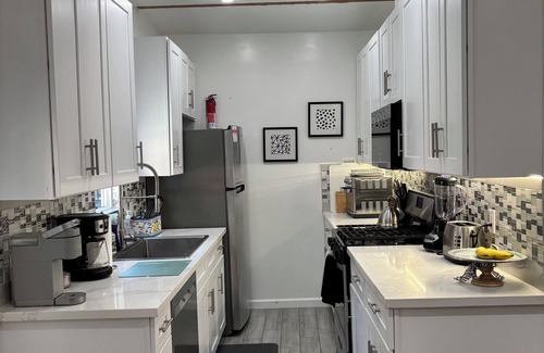 West Los Angeles House | Guest House-Studio- RemodelWestside Location! In our family 50 Years as a rental