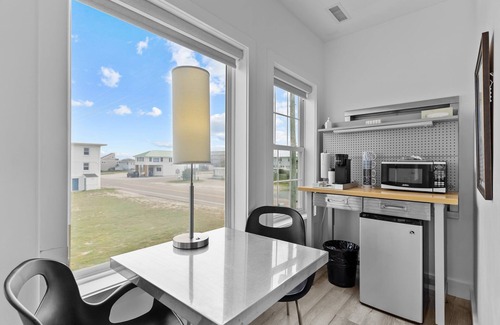Jacksonville Hotel | Guest House Topsail - King Suite in hotel on Topsail Beach, North Carolina