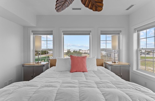 Jacksonville Hotel | Guest House Topsail - King Suite in hotel on Topsail Beach, North Carolina