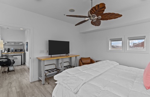 Jacksonville Hotel | Guest House Topsail - King Suite in hotel on Topsail Beach, North Carolina