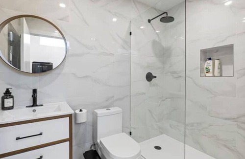 Los Angeles House | Guest house w/2BR 2bath by DTLA East Los Angeles