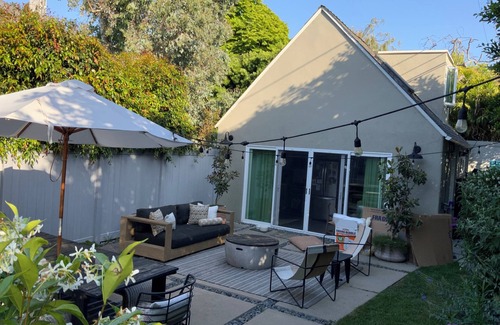 Brentwood Apartment | Guest house with private outdoor area