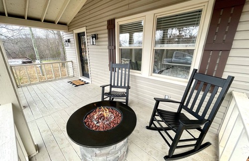 Mountain Home Cottage | Guest House with Hot Tub, 10min from Lake Norfork!