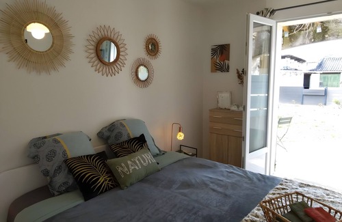 Saint-Martin-d'Ardeche Bed & Breakfast | Guest Room 'A L'ombre Des Amandiers - Room 2' with Shared Pool, Communal Garden and Wi-Fi