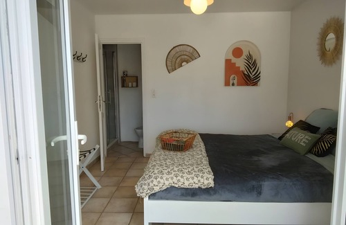 Saint-Martin-d'Ardeche Bed & Breakfast | Guest Room 'A L'ombre Des Amandiers - Room 2' with Shared Pool, Communal Garden and Wi-Fi