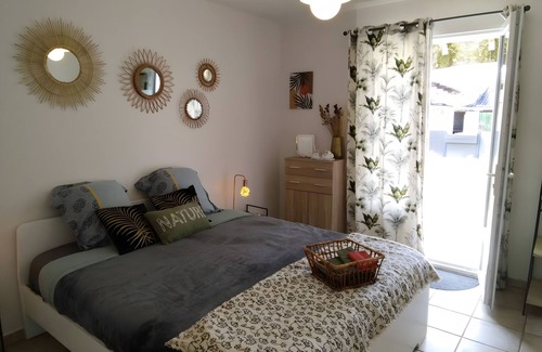 Saint-Martin-d'Ardeche Bed & Breakfast | Guest Room 'A L'ombre Des Amandiers - Room 2' with Shared Pool, Communal Garden and Wi-Fi