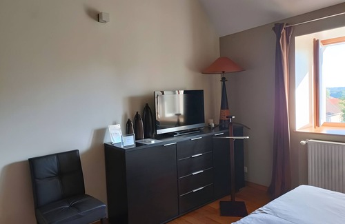 Beaumont-sur-Grosne Bed & Breakfast | Guest Room "Chambre Chocolat" with Shared Pool, Shared Terrace and Wi-Fi