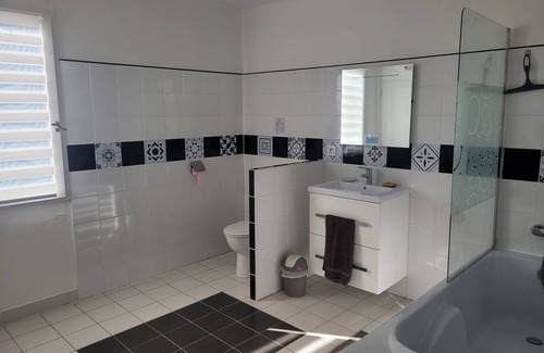 Cabannes Bed & Breakfast | Guest Room 'Chambre D'hôtes Nature' with Shared Terrace, Wi-Fi and Air Conditioning