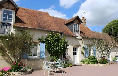 Dame-Marie-les-Bois Bed & Breakfast | Guest Room “Suite Mésange” with Shared Pool, Terrace and Wi-Fi