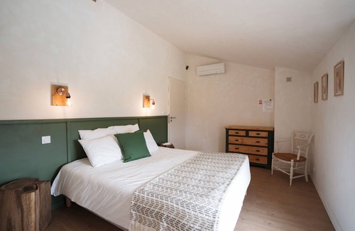 La Bastide-Clairence Bed & Breakfast | Guest Room 'Maison Perbos 1556 - Cancha' with Shared Pool, Wi-Fi and Air Conditioning