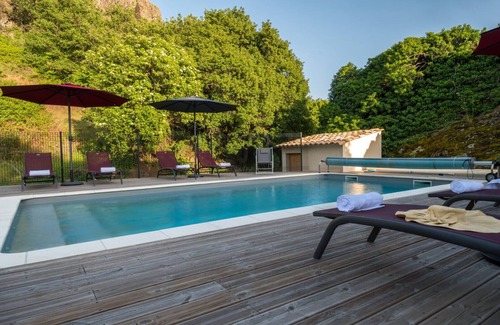 Saint-Pons Bed & Breakfast | Guest Room 'Le Grenier' with Mountain View, Shared Pool and Wi-Fi