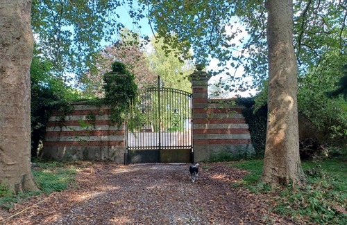 Hinacourt Bed & Breakfast | Guest room on 1st floor of château