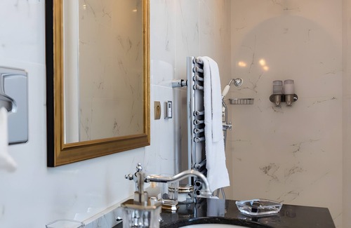 Azay-sur-Cher Bed & Breakfast | Guest Room 'Rose' with Wi-Fi