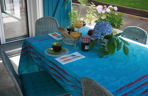 Arcangues Bed & Breakfast | Guest Room 'Txori Etxea - Yellow Room' with Pool, Breakfast