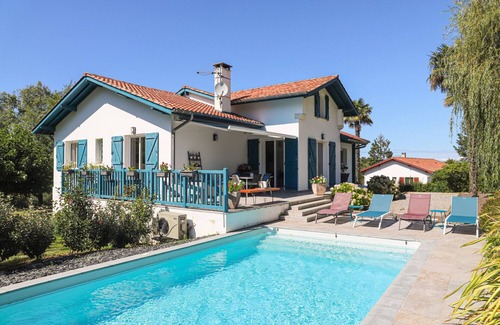 Arcangues Bed & Breakfast | Guest Room 'Txori Etxea - Yellow Room' with Pool, Breakfast