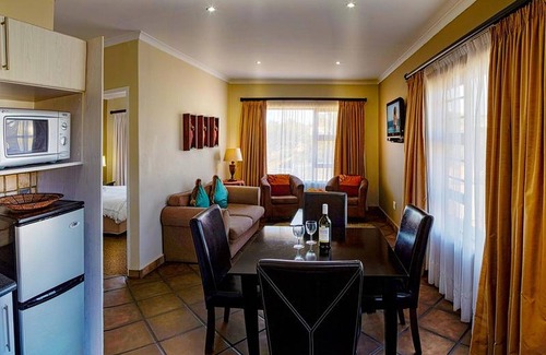 Humewood Bed & Breakfast | Guest room with double bed and kitchen, in Port Elizabeth ideal business travel