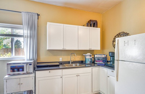 Aloha Apartment | Guest Suite in Portland Area w/Shared Patio