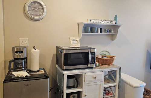 Hull Apartment | Guest Suite with Bedroom, Living Room, Dining Area, Full Bath,off street parking