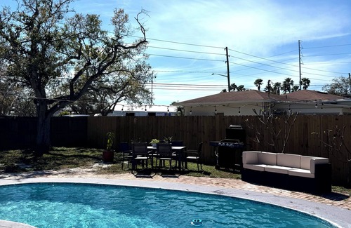 Seminole Apartment | Guest suite with pool