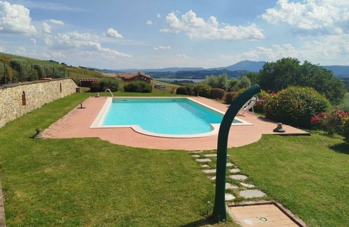 Castiglione del Lago Apartment | GuestHost - Il Glicine, apt with garden and pool