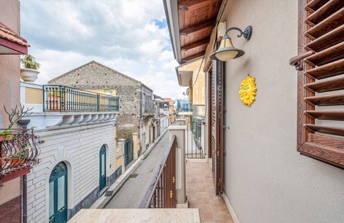 Torre Archirafi Apartment | GuestHost-La Dimora di Max Bright Apt with terrace