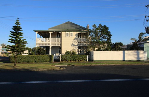 Ballina House | Guesthouse 5 bed 5 bath - Central location 2 mins walk to beach and cafes