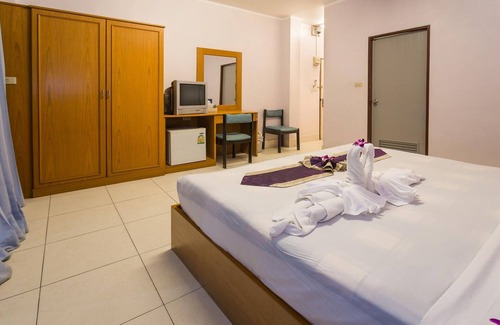 Nanai Road House | Guesthouse Belvedere - Room for 2 near Patong Beach, Wifi and Ac