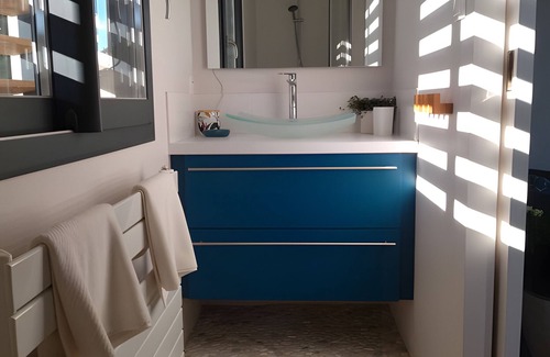 Bourg-Saint-Andeol House | Guesthouse 'Chambre Côté Vignes' with shared pool, communal garden and Wi-Fi