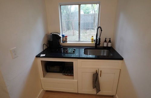 Bryker Woods House | Guesthouse · Downtown Austin Hideaway Best Location!