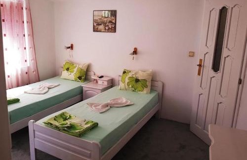 Kiten House | Guesthouse Flora