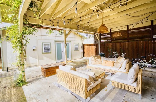 Land Park Cottage | Guesthouse in Friendly, Walkable Neighborhoodnn