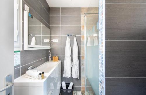 Lunel Apartment | GuestHouse La Costière - logements indépendants - espace piscine jacuzzi