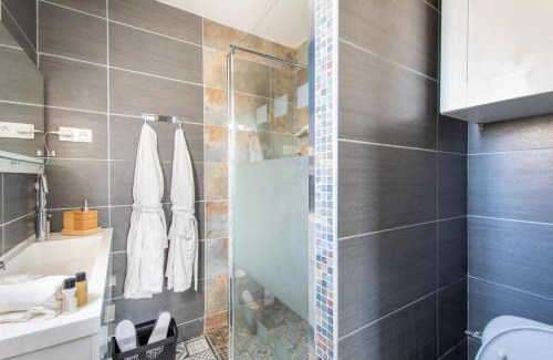 Lunel Apartment | GuestHouse La Costière - logements indépendants - espace piscine jacuzzi