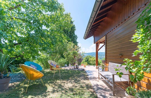 Saint-Martin-Bellevue House | Guesthouse 'Le Chalet Fleuri' with Mountain View, Shared Terrace and Wi-Fi