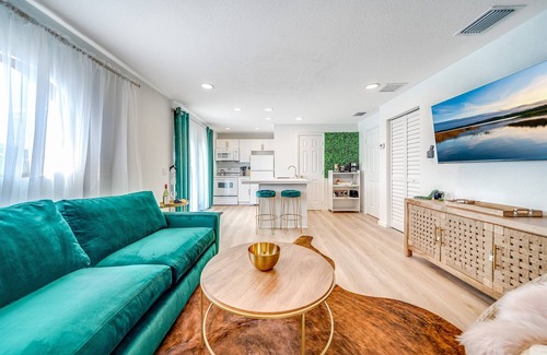 Southwest House | Guesthouse with Fenced Yard- Palm Wave Says