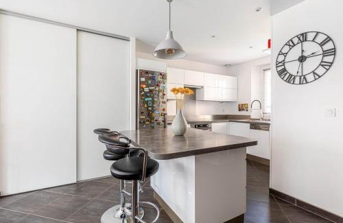 Centre House | GuestReady - Bright Haven with private courtyard