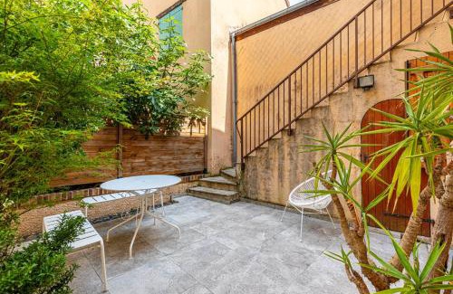 Centre House | GuestReady - Bright Haven with private courtyard