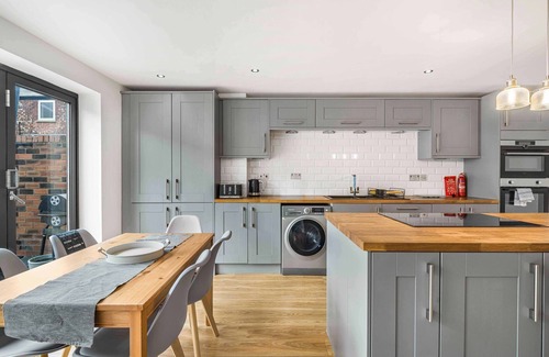 Trafford House | GuestReady - Charming Retreat in Trafford