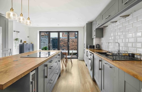 Trafford House | GuestReady - Charming Retreat in Trafford